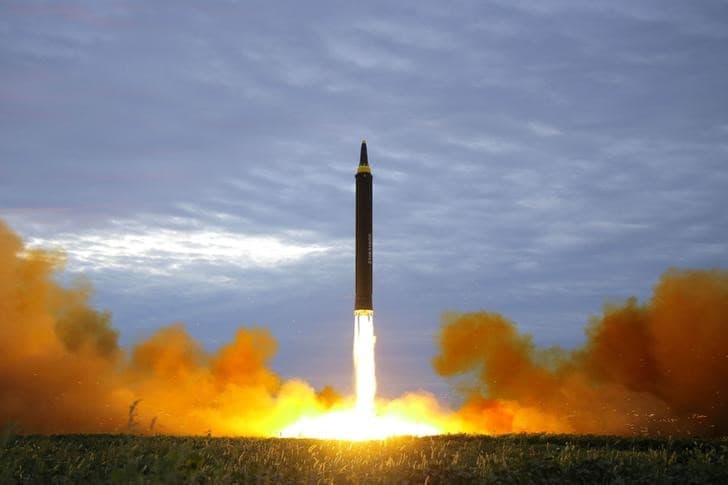 ９月４日、韓国国防省は、国会の公聴会で、北朝鮮が弾道ミサイルをさらに発射する可能性が残されているとの認識を示した。写真は、北朝鮮による弾道ミサイル発射実験。ＫＣＮＡ８月提供（２０１７年　ロイター）