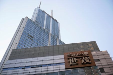 資金繰り難の中国不動産開発会社、世茂集団は、４億５０００万元（７０９０万ドル）の資産担保証券（ＡＢＳ）について、支払い期日の延期で債権者の承認を得た。関係筋が１７日、明らかにした。１３日撮影（２０２２年　ロイター/Aly Song）