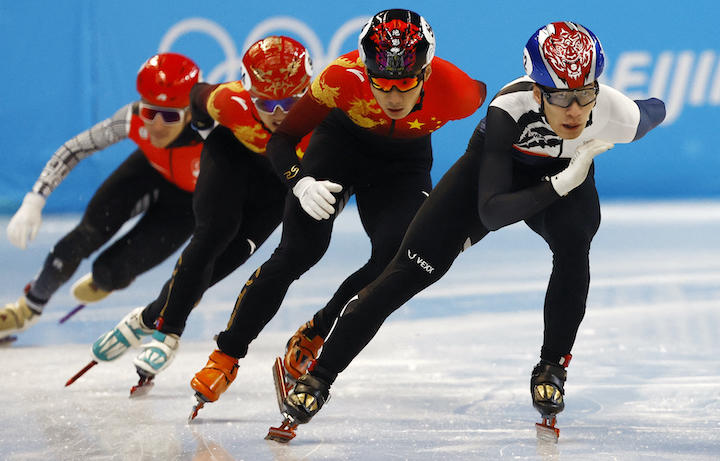 先頭でゴールした韓国の選手がビデオ判定で失格に。後ろの2人は中国選手（2月7日、男子ショートトラック1000メートル準決勝）Evgenia Novozhenina-REUTERS