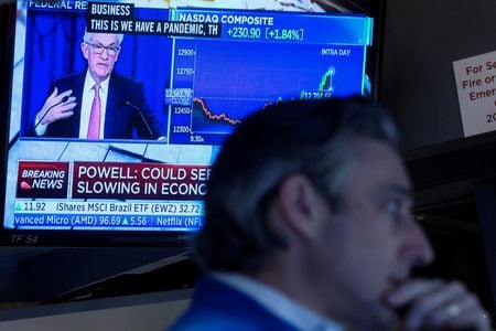 米国株式市場は主要株価３指数が軒並み３％を超えて下落し、ダウ工業株３０種は１０００ドルを超える下げを記録した。米連邦準備理事会（ＦＲＢ）のパウエル議長がインフレ抑制に向けた利上げ継続を示唆したことが圧迫材料となった。（２０２２年　ロイター／Brendan McDermid）