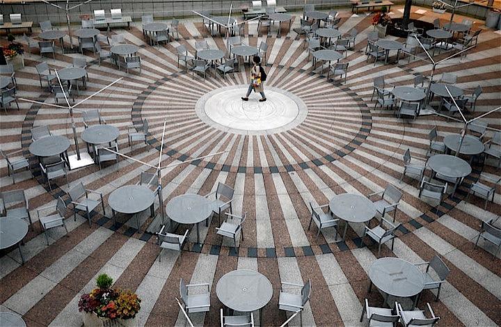 都内で新たに14人の新型コロナウイルスへの感染が確認された。写真は4月17日、都内で。REUTERS/ KIM KYUNG HOON