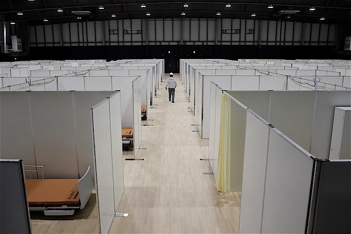 都内で新たに159人の新型コロナウイルスへの感染が確認された。写真は2日、日本財団が「船の科学館」の敷地内に臨時で設置した軽症患者を受け入れる施設。　REUTERS/Kim Kyung-Hoon