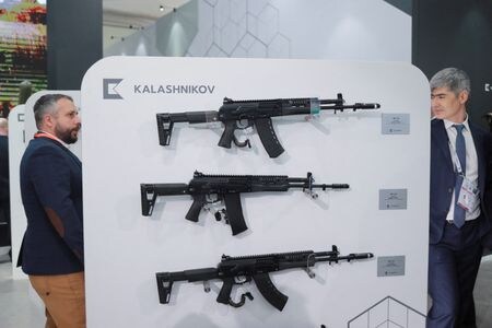 ロシアのマントゥロフ副首相は２５日、同国が西側諸国との武器生産競争で優位に立っており、高い生産ペースを維持するつもりだと語った。写真は国際展示会に出展されたロシア製武器。２月２０日、アラブ首長国連邦のアブダビで撮影（２０２３年　ロイター/Amr Alfiky）