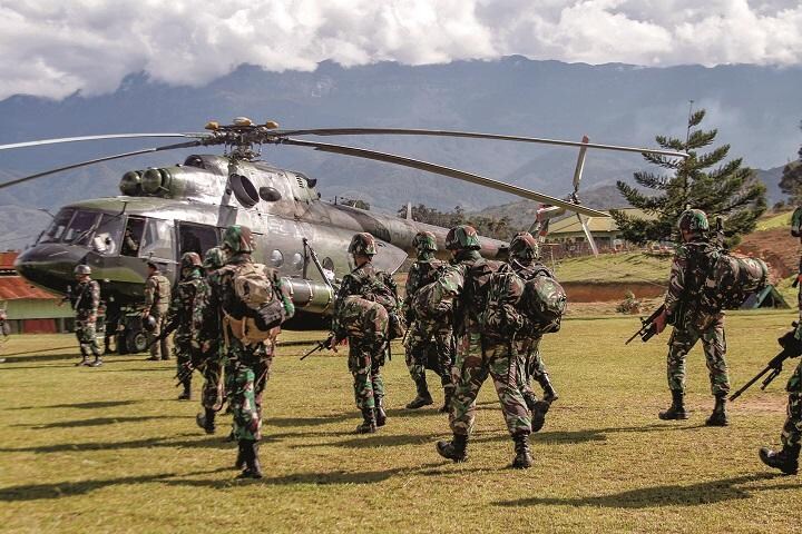 2018年12月、独立派による銃撃事件が起きたパプアに急行する兵士たち　IWAN ADISAPUTRAーANTARA FOTOーREUTERS