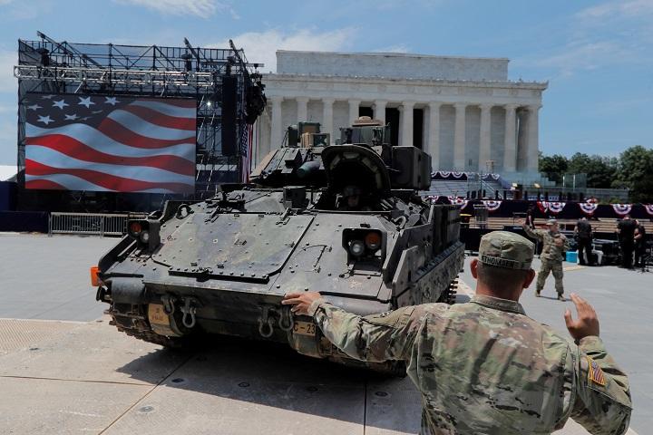 7月4日の独立記念日、トランプは戦車までワシントンに運ばせ軍事力を誇示した（写真はブラッドレー歩兵戦闘車）　Jim Bourg-REUTERS