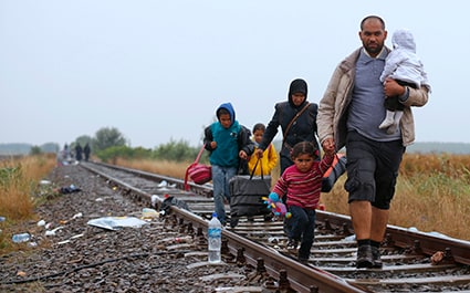 ドイツにつながる線路の上をひたすら歩く難民の家族　Laszlo Balogh-REUTERS