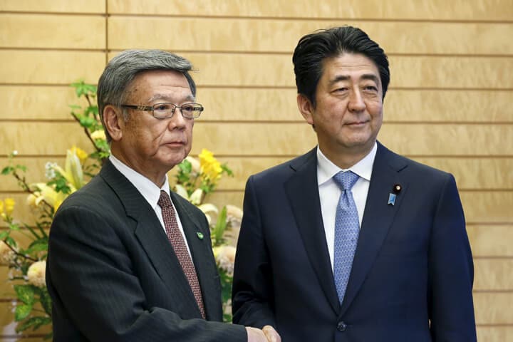 保革共闘の「オール沖縄」の翁長県知事は沖縄の歴史に深い理解を示さない安倍首相と対峙した（2016年、いずれも当時）　Kimimasa Mayama-Pool-REUTERS