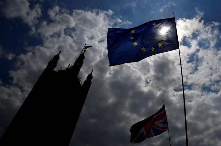 5月28日、6月に退任すると表明したメイ英首相の後任候補の中には、仮に英国が欧州連合（EU）と条件合意に至らなくても、期限の10月31日にはEUを離脱すべきだと唱える者が複数含まれる。英議会前で16日撮影（2019年　ロイター/Toby Melville）