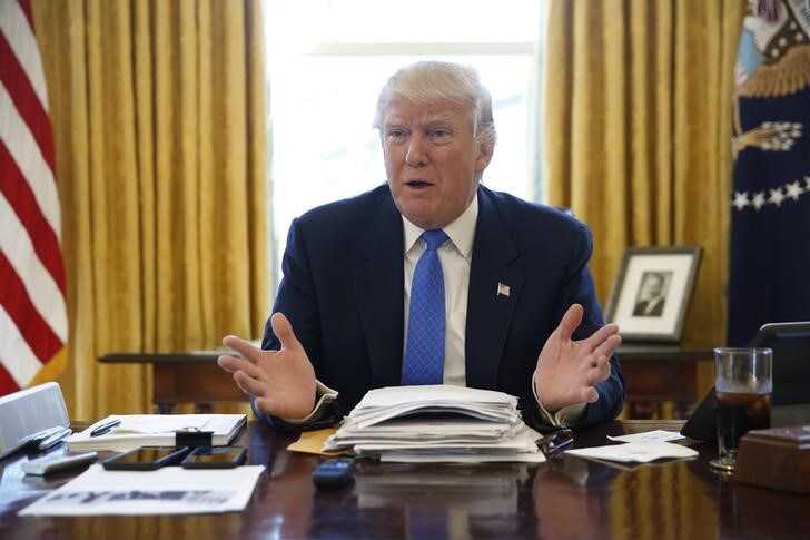 ２月２３日、トランプ米大統領は、ロイターとの独占インタビューに応じ、中国は為替操作の「グランド・チャンピオン」と表明した（２０１７年　ロイター/Jonathan Ernst）