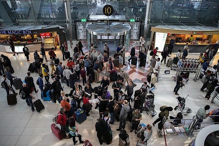 タイ当局は13日、新型コロナウイルスに感染した中国人女性1人を隔離したと発表した。中国湖北省武漢市で発症が相次いでいる同ウイルスの感染患者が中国以外で確認されたのは初めて。スワンナプーム空港で2018年1月撮影（2020年　ロイター/ATHIT PERAWONGMETHA）