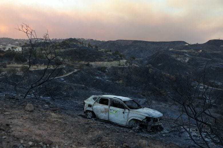 スペイン南部にあるアンダルシア自治州の山村ベダルで、山火事の後、放置された自動車。7月10日撮影。REUTERS/Loyola Perez de Villegas Muniz