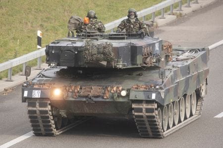 ドイツ政府報道官は２５日、同国製戦車「レオパルト２」をウクライナに供与すると発表した。パートナー国による再輸出も認める。レオパルト２、スイスで昨年１１月撮影。（2023年　ロイター/Arnd Wiegmann）