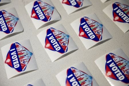 米テキサス州のパクストン司法長官は８日、新型コロナウイルスの世界的大流行（パンデミック）に乗じて大統領選の手続きを不当に変更し、選挙結果をゆがめたとして、ジョージア州、ミシガン州、ペンシルべニア州、ウィスコンシン州を相手取り連邦最高裁に提訴した。ネバダ州ラスベガスで１０月撮影（２０２０年　ロイター/BRIDGET BENNET）