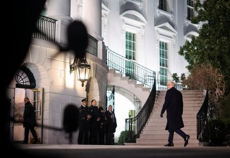 トランプ米政権が行政管理予算局（ＯＭＢ）の補助金や融資などの財政支援プログラムを一時停止したことが、ロイターが入手したメモで分かった。写真はホワイトハウスの敷地内を歩くトランプ大統領。２７日撮影（２０２５年　ロイター/Carlos Barria）