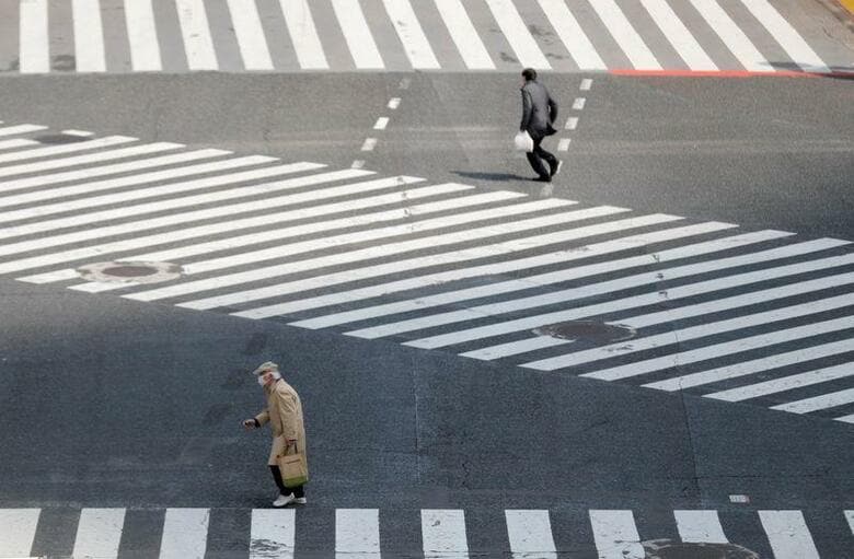 安倍晋三首相と企業が１５、１６日の２日間にわたり、不足が懸念される医療防護具や人工呼吸器、消毒液などの増産を巡り首相官邸で懇談した。写真は１６日、都内で撮影（２０２０年　ロイター/Kim Kyung-Hoon）