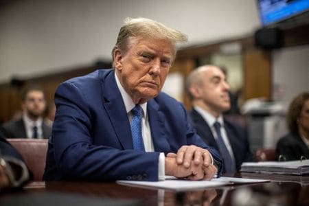 ５月２０日、トランプ米政権時代に国家安全保障を担当する大統領補佐官を務めたロバート・オブライエン氏ら３人が、イスラエルでネタニヤフ首相と会談したことが分かった。事情に詳しい関係筋が明らかにした。写真はトランプ氏。ニューヨークの裁判所で２０日代表撮影（２０２４年　ロイター）