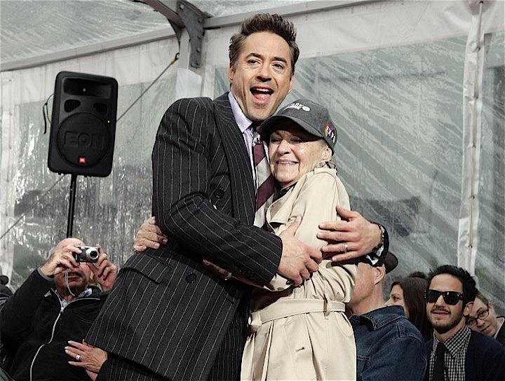 ロバート・ダウニー・Jrが2009年ハリウッドのチャイニーズ・シアターで手形をつけるセレモニーに母親とともに出席。この数年前までは薬物依存症に苦しめられていた。 Fred Prouser - REUTERS