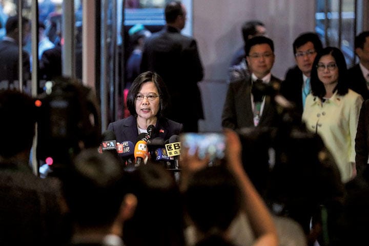 野党だけでなく与党・民進党内部からも攻撃された蔡（写真は7月の訪米時）　JEENAH MOON-REUTERS