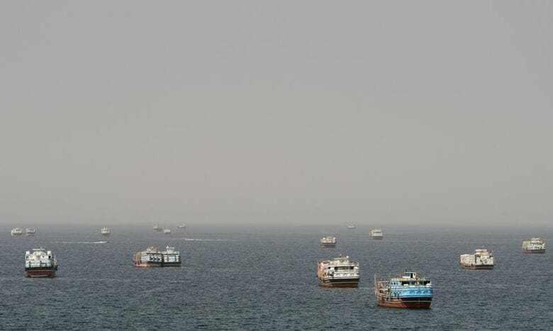 19日、ホルムズ海峡を航行する船舶　REUTERS