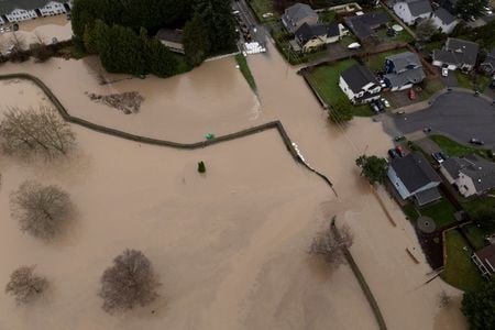 写真は仮設堤防が決壊し、洪水が発生したホワイト川周辺。2025年12月、米ワシントン州パシフィックでドローン撮影。REUTERS/David Ryder