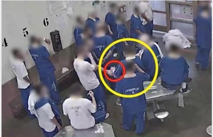 あえて回し飲みしたり、同じマスクを吸い込んだり....　　LA Times-YouTube