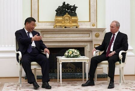 複数のボディランゲージの専門家によると、ロシアを公式訪問中の中国の習近平国家主席の振る舞いは、テレビ中継を見る限り、ロシアのプーチン大統領よりもリラックスして威厳があるように見えたという。２０日撮影。提供写真（２０２３年　ロイター/Sputnik/Sergei Karpukhin）
