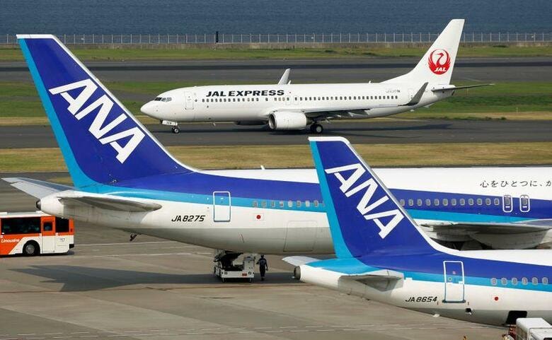 全日本空輸（ANA）と日本航空（JAL）の航空大手2社が24日、今年の夏ダイヤの国際線における追加の減便・運休を発表した。羽田空港で2013年8月撮影（2020年　ロイター/Toru Hanai）