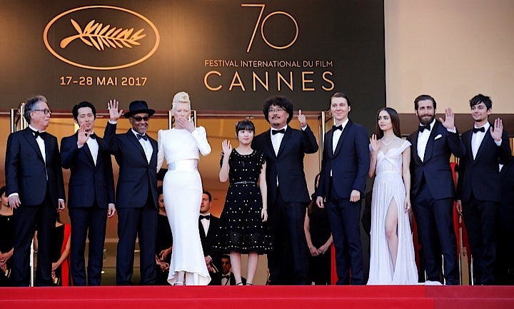 カンヌのレッドカーペットに並んだボン・ジュノ監督とアン・ソヒョン、ティルダ・スウィントンら出演者たち　REUTERS/Jean-Paul Pelissier