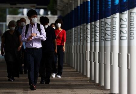 加藤勝信官房長官は１６日、東京五輪関係者が新型コロナウイルスの感染防止ルールに違反したとの報道に関し、組織委に対して行動管理の徹底を求めたと明らかにした。（２０２１年　ロイター/Edgar Su）
