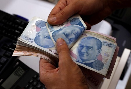 　８月１０日、トルコリラが対ドルで一時約２０％急落し、過去最安値を更新した。１日の下落率としては２００１年以来の大きさとなる。通貨リラ（２０１８年　ロイター／Murad Sezer）