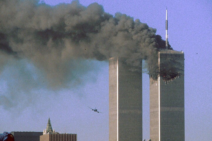 NY世界貿易センタービルに突っ込む旅客機と炎上するビル（2001年9月11日）　 SEAN ADAIR-REUTERS