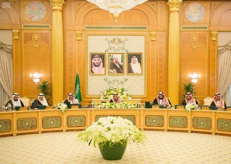 　１１月２９日、サウジアラビアのムハンマド皇太子が主導する汚職摘発で拘束された前国家警備相のムトイブ王子が、１０億ドル以上の支払いに合意し、釈放された。写真は２８日、閣議を行うサルマン国王（中央）とムハンマド皇太子（右から三人目）など。リヤドで撮影。ＳＰＡ提供（２０１７年　ロイター）