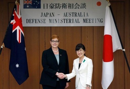 　４月１９日、稲田朋美防衛相（写真右）とオーストラリアのペイン国防相（左）は都内で会談し、航空自衛隊とオーストラリア空軍の戦闘機による共同訓練を２０１８年に実施する方向で調整することで一致した。写真は１９日防衛省で撮影（２０１７年　ロイター／Issei Kato）