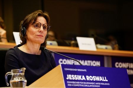 欧州連合（ＥＵ）欧州委員会のロスウォル委員（環境問題担当＝写真）はロイターとのインタビューで、「永遠に残る化学物質」と呼ばれるＰＦＡＳ（有機フッ素化合物）について、消費者製品への使用禁止を提案する意向を示した。昨年１１月撮影。（２０２５　ロイター/Johanna Geron/ File Photo）