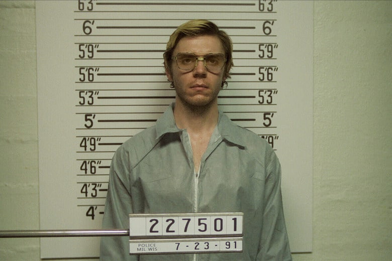 17人を凌辱し惨殺した有名殺人犯を人気のエバン・ピーターズが演じる　COURTESY OF NETFLIX ©2022
