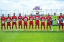 イラン代表は3月31日の親善試合前のセレモニーで、戦争の犠牲となった子供らの写真を手にした　ORHAN CICEKｰANADOLU/GETTY IMAGES