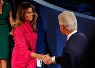 トランプの妻メラニアが大変身、でも勝負服が裏目に