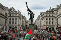 英ロンドン、反イスラムとパレスチナ支持双方で数万人規模のデモ行進
