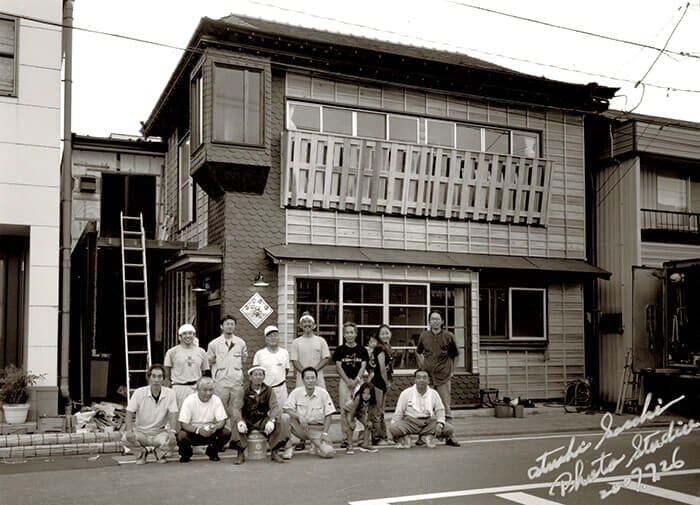 岡さん一家と「BARダイヤモンドヘッド」（2007年、父・佐々木厚撮影）。家の建て替えに関わった人々の記憶を家族写真として残したいと父は語っていた
