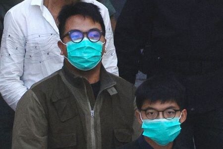 香港の裁判所は２日、昨年の大規模抗議デモにおける違法な集会を巡り、民主活動家の黄之鋒（ジョシュア・ウォン）氏に禁錮１３カ月半の実刑を言い渡した。写真は黄氏（右）と林朗彦氏（２０２０年　ロイター／Tyrone Siu）