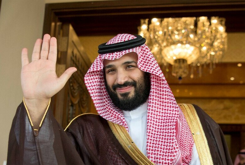 ６月２１日、サウジアラビアのサルマン国王は、息子のムハンマド・ビン・サルマン副皇太子兼国防相（３１）（写真）を皇太子に昇格させた。これにより同氏は王位継承第１位となり、強大な実権を手中に収めることになる。提供写真。リヤドで４月撮影（２０１７年　ロイター）