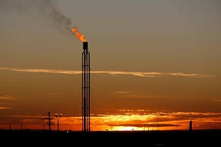 米国時間の原油先物価格は大幅に上昇した。国際エネルギー機関（ＩＥＡ）が、世界の原油在庫は今年後半に減少すると予想したことを受けた。テキサス州ラビング郡で昨年１１月撮影（２０２０年　ロイター/Angus Mordant）