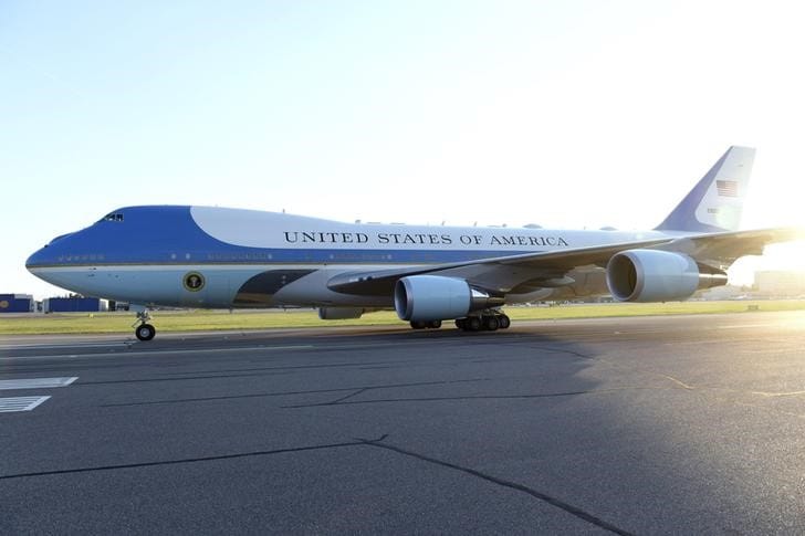 ７月１７日、米航空機大手ボーイングは、次期大統領専用機「エアフォースワン」２機を建造する総額３９億ドルの契約を受注した。写真は現在の大統領専用機。フィンランドで１５日撮影（２０１８年　ロイター/Heikki Saukkomaa）