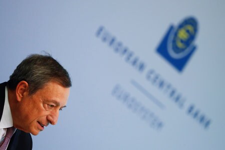 　９月７日、欧州中央銀行（ＥＣＢ）は７日の理事会で主要政策金利を予想通り据え置くことを決定した。政策ガイダンスも変更しなかった。写真はＥＣＢ理事会後の記者会見で発言するドラギ氏（２０１７年　ロイター/Kai Pfaffenbach）