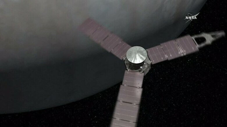 ７月４日、米航空宇宙局は無人探査機「ジュノー」の木星周回軌道への投入に成功したと発表した。写真はＮＡＳＡ提供のイメージ図（２０１６年　ロイター）