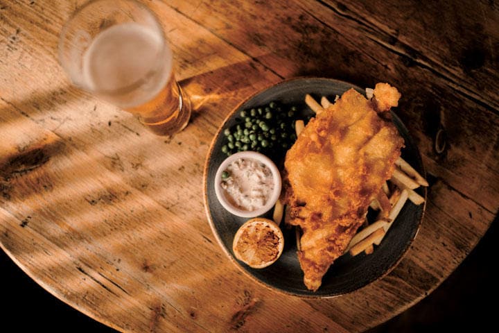 この生活で酒量が増えたり体重が増加しがち　Daviles/iStock.