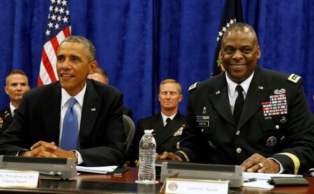 バイデン次期米大統領は元中央軍司令官のロイド・オースティン氏を国防長官に起用することを決めた。写真は同司令官としてオバマ前大統領（左）と会議に出席したたオースティン氏。２０１４年９月１７日に米フロリダ州タンパの米空軍基地で撮影。（２０２０年　ロイター／Larry Downing）