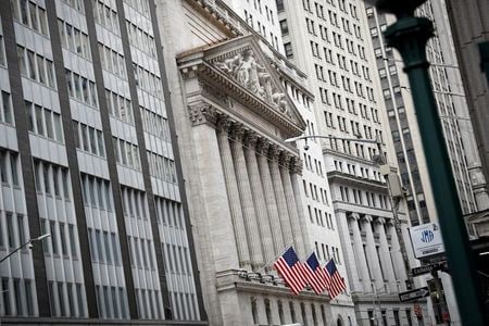 　５月２７日、米国株式市場は小幅に上昇して取引を終えた。写真はニューヨーク証券取引所前で３月撮影（２０２１年　ロイター／Brendan McDermid）