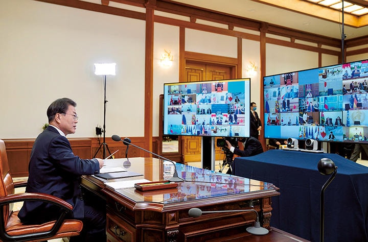韓国の新型コロナウイルス対策を各国の指導者に紹介する文　SOUTH KOREAN PRESIDENTIAL BLUE HOUSE/GETTY IMAGES