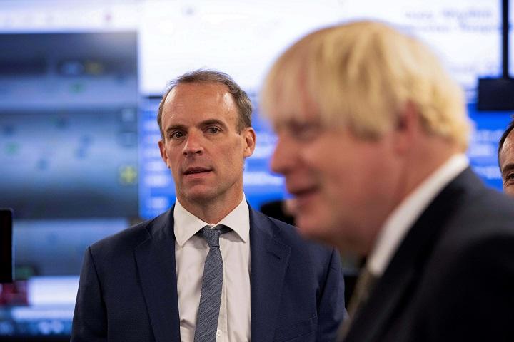 外相時代のラーブと、ジョンソン首相　Jeff Gilbert/Pool via REUTERS